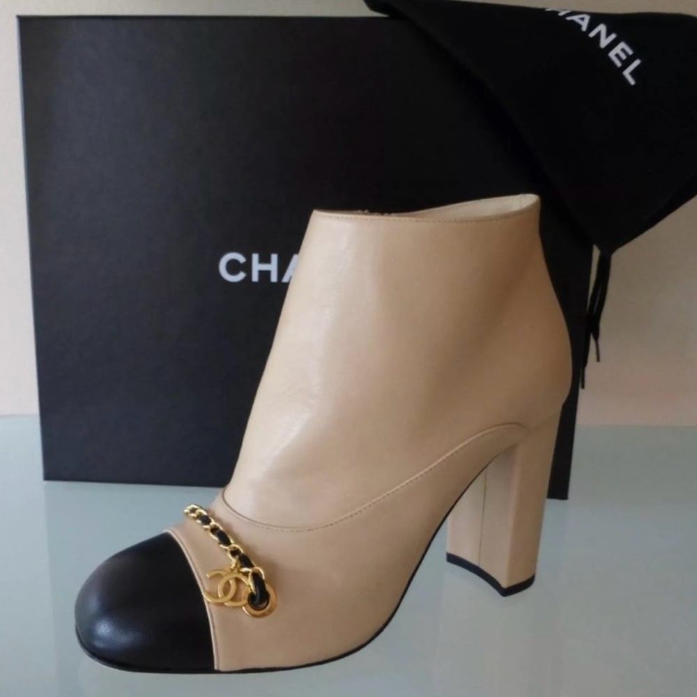 💮💮CHANEL Classic SHORT BOOTS
BEIGE BLACK SIZE 38 New